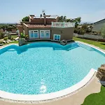 Leon With Private Pool Semesterbostad