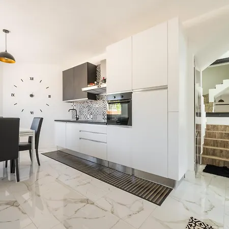 Leon With Private Pool Semesterbostad *