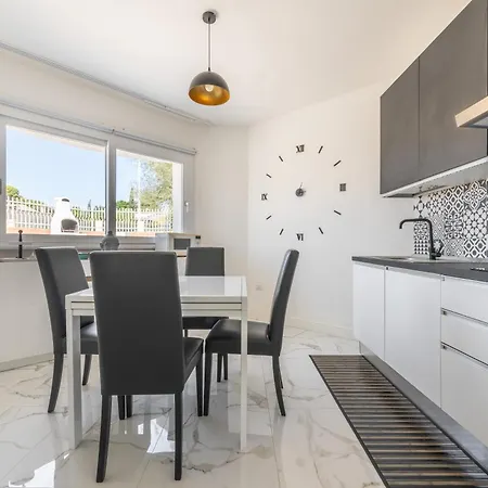 Leon With Private Pool