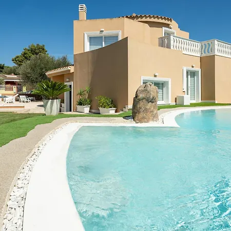 Сasa de vacaciones Leon With Private Pool Quartu SantʼElena